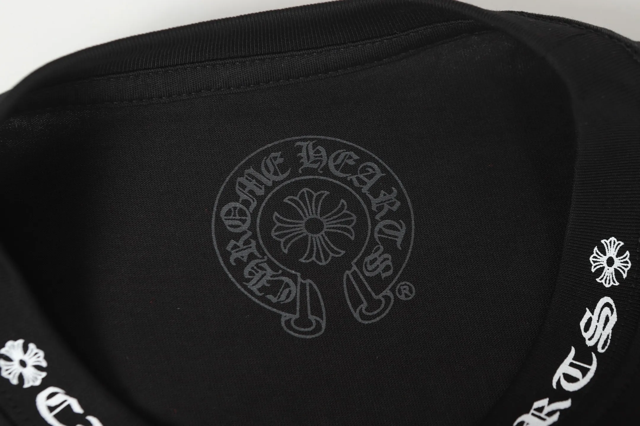 P150 cross-border model, please do not place an order if you pursue perfection -Chrome Hearts/Chrome Hearts 23ss cross✝️Sanskrit printed popular long-sleeved T-shirt -High weight, high density and high quality, soft, delicate and skin-friendly wool, soft and silky to the touch, excellent warmth and skin-friendly properties -Customized weaving and dyeing, no color difference, no matter the fabric or workmanship details, beat the ordinary version on the market -Colour: black white -Size: S M L XL